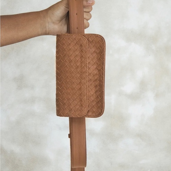 MANDRN Handbags - MANDRN Ziggy belt bag NWT